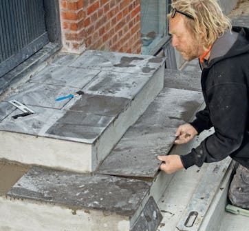 Klinker trappa: Lägg på kakelfix och fördela det med tandspackel Klinker trappa: Lägg på kakelfix och fördela det med tandspackel